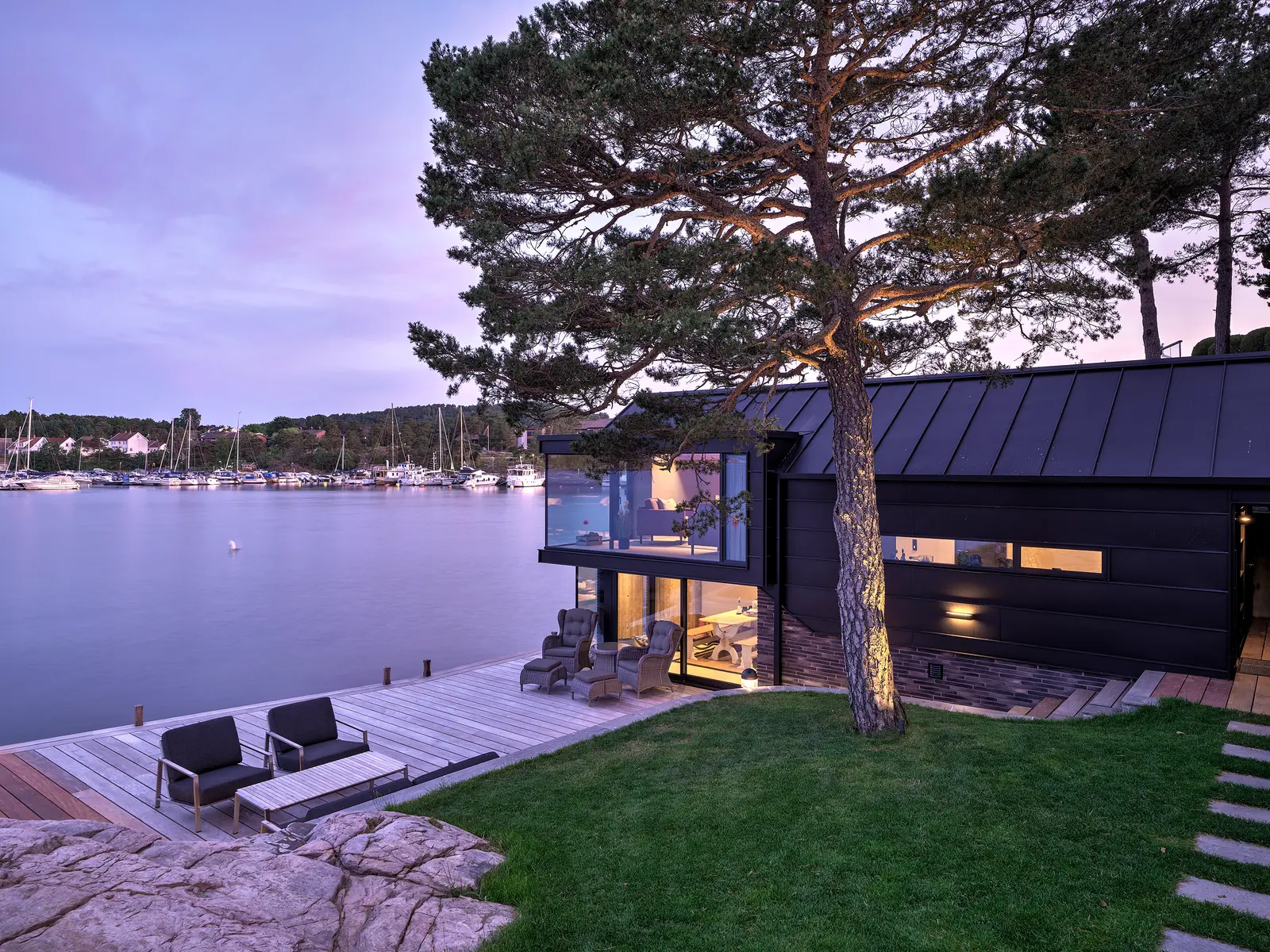 Fruens allé, Kristiansand, Norge: Schüco skjutdörr, Reynaers CW 50, Slimline 38 och pivotdörr (bild 4 av 5)