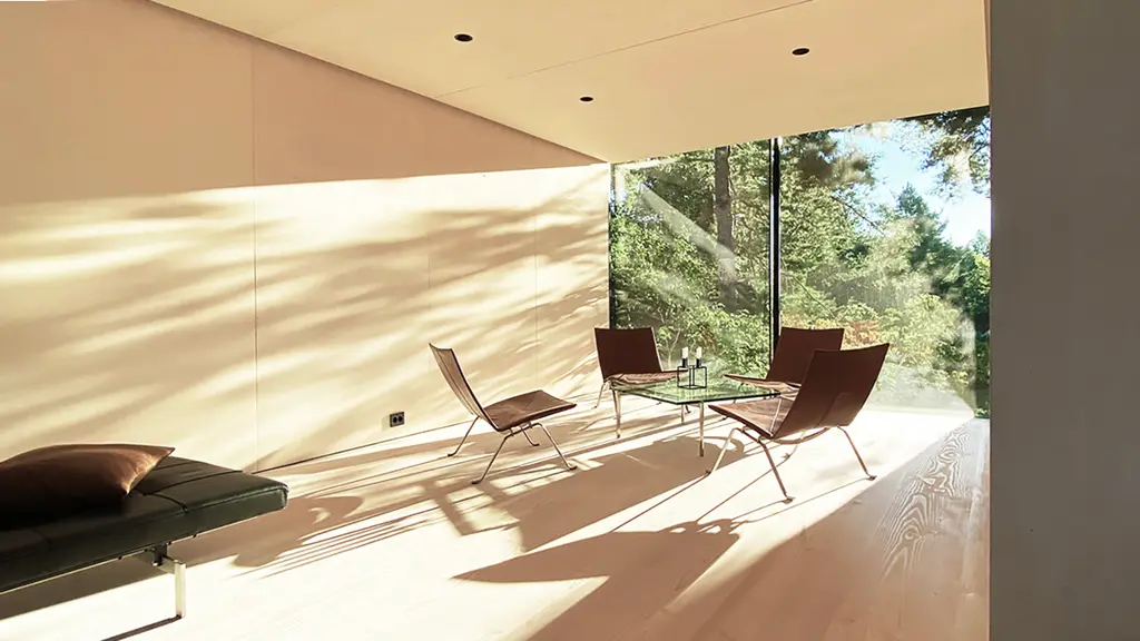 L15, Lillesand, Norge: Reynaers Hi-Finity och CW 50 med step-glas