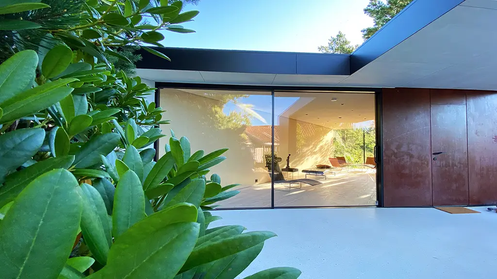 L15, Lillesand, Norge: Reynaers Hi-Finity och CW 50 med step-glas (bild 3 av 7)