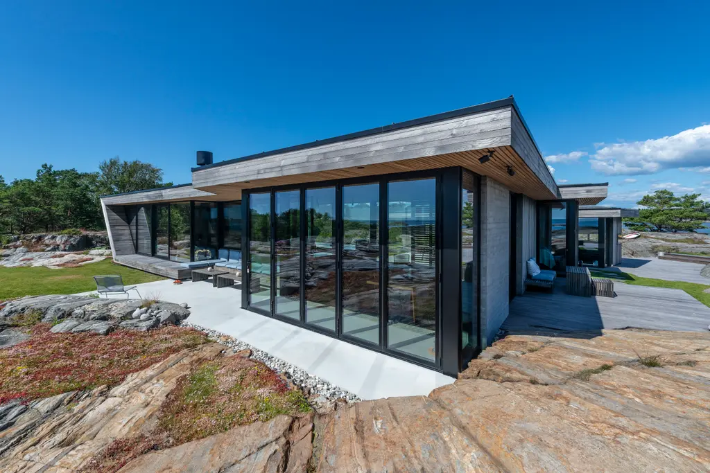 Lille Vardøya, Risør, Norge: Reynaers CF 68 vikdörrar, CW 50 fasad och Slimline 38 fönster